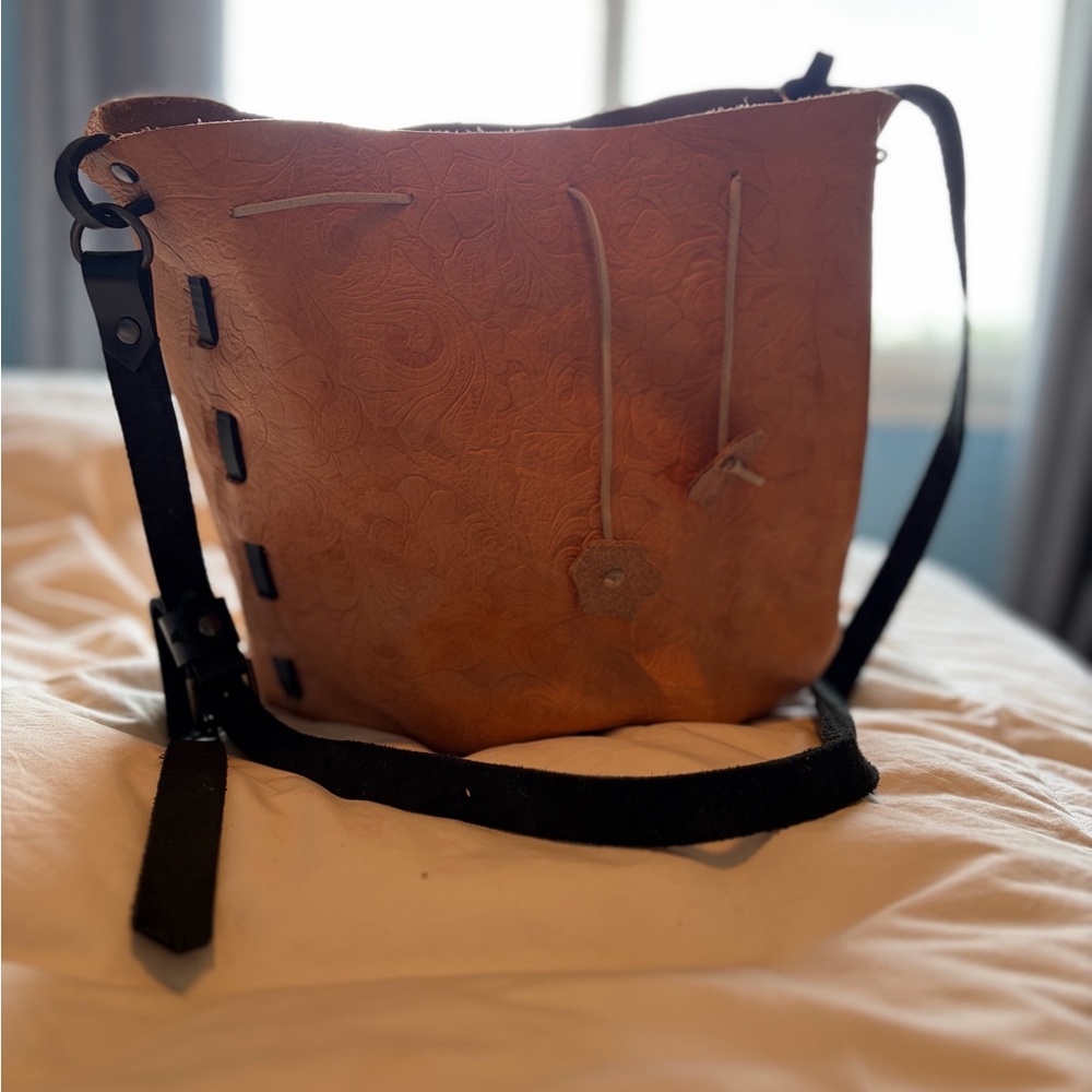 Elegant Tan Floral Patterned Leather Shoulder Bag